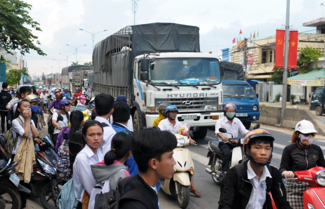 Tai xe xe dau keo ruot duoi, ep oto khach tren quoc lo hinh anh 2