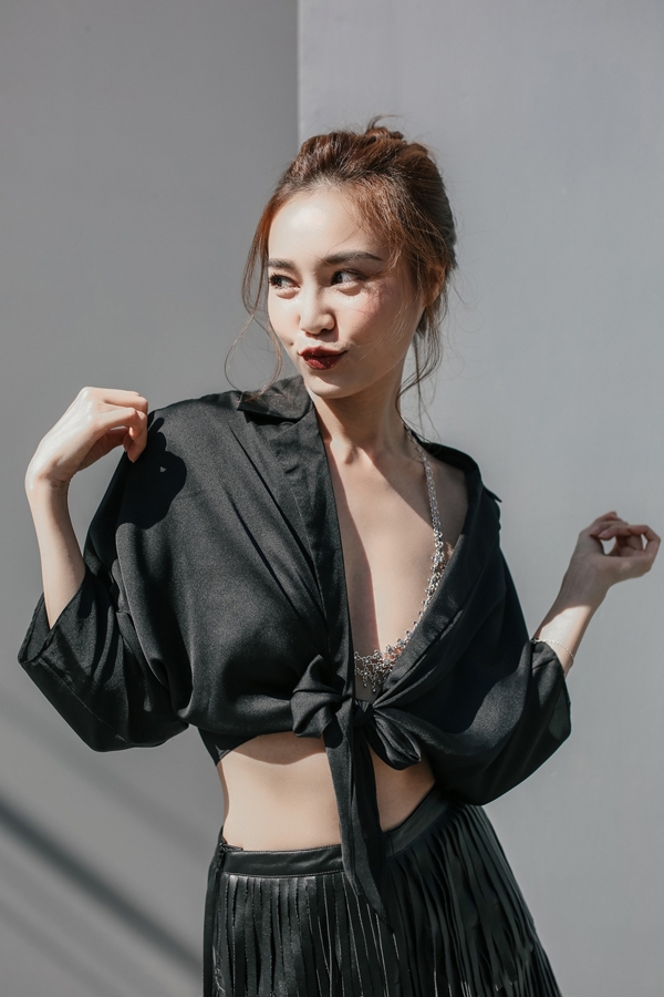 Bộ ảnh được thực hiện với sự hỗ trợ của nhiếp ảnh Trịnh Kim Điền, stylist Trần Hoài Trang.