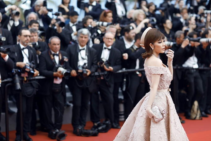 ly-nha-ky-di-giay-20cm-de-toa-sang-lan-cuoi-tren-tham-do-cannes-2017-7