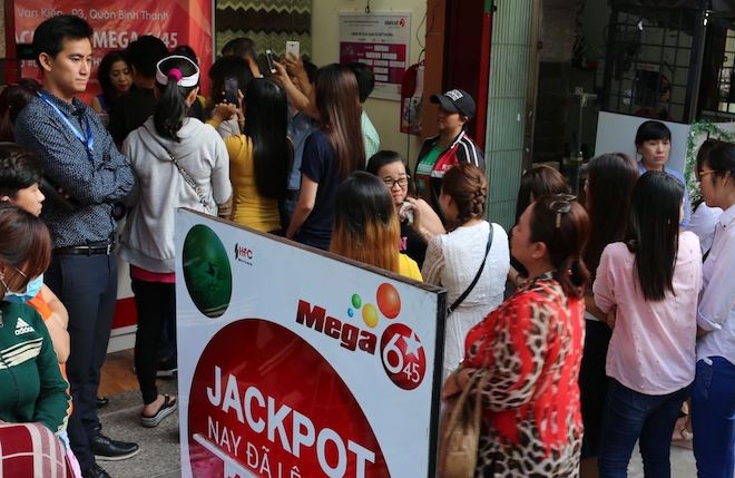 nguoi choi hun tien mua ve “don” jackpot tren 100 ti, vietlott noi gi? hinh anh 1