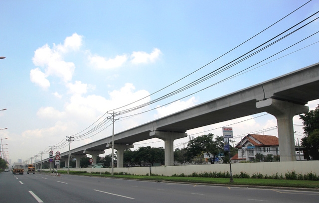 Tuyến metro Bến Thành - Suối Tiên chạy song song xa lộ Hà Nội (đoạn gần ngã tư Bình Thái)