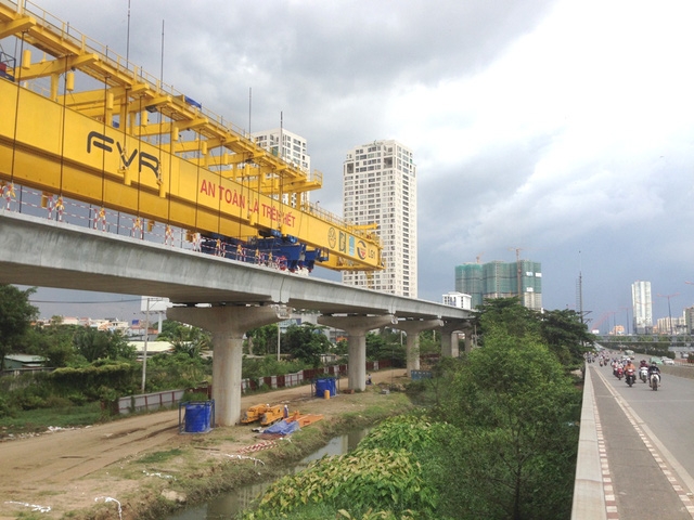 Đoạn trên cao tuyến metro Bến Thành - Suối Tiên, chạy song song cầu Sài Gòn