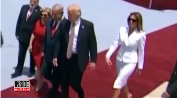 Tại sao bà Melania không thèm nắm tay chồng? 