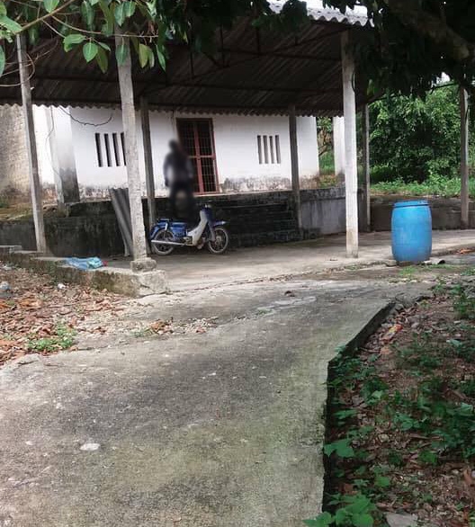 Thanh niên chết nhiều ngày trong tư thế treo cổ ở đình làng - Ảnh 1.