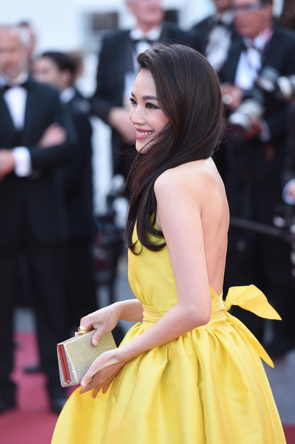 Thư Kỳ khoe lưng trần, Băng Băng diện áo xẻ ngực ở Cannes