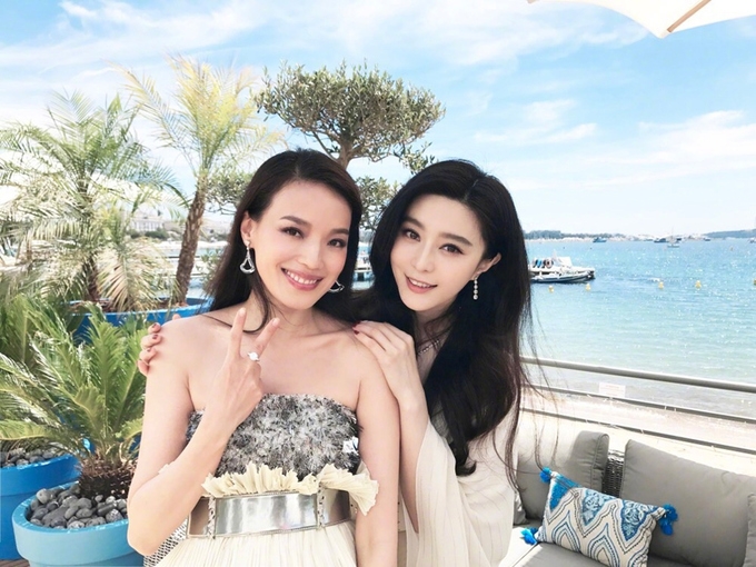 Thư Kỳ khoe lưng trần, Băng Băng diện áo xẻ ngực ở Cannes