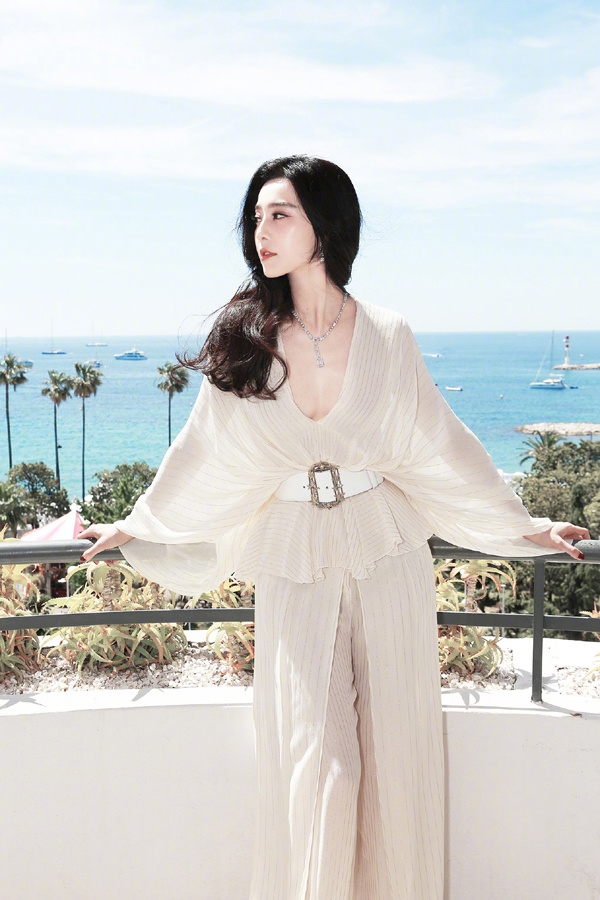 Thư Kỳ khoe lưng trần, Băng Băng diện áo xẻ ngực ở Cannes