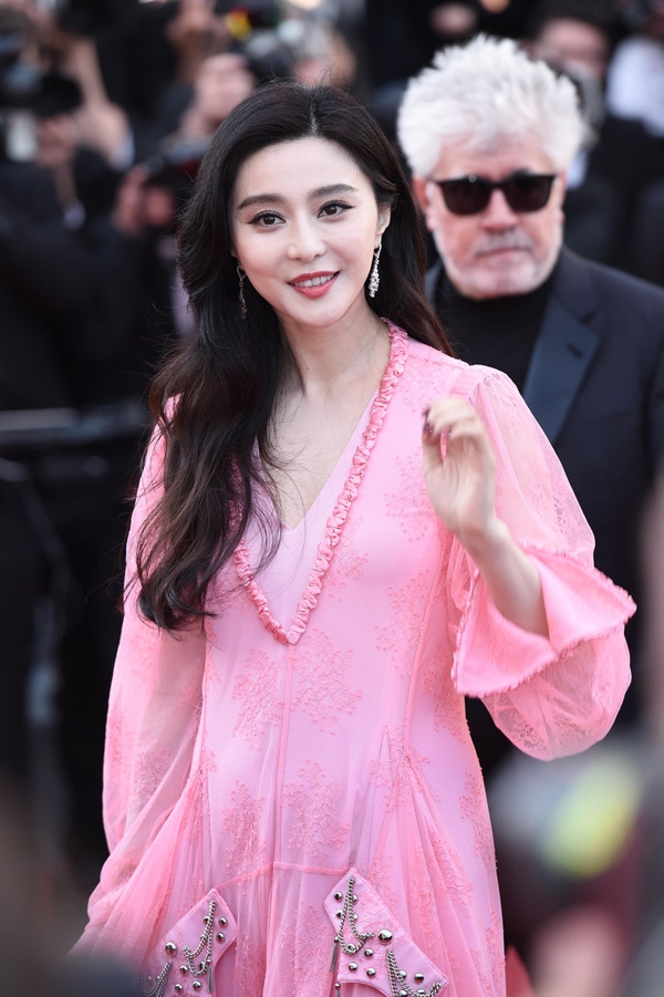 Thư Kỳ khoe lưng trần, Băng Băng diện áo xẻ ngực ở Cannes