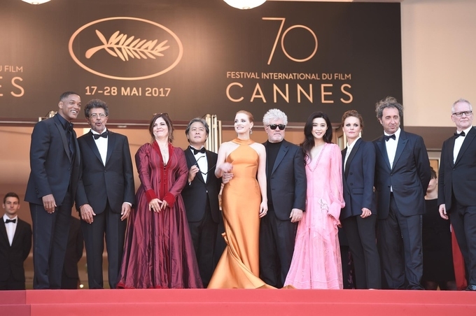 Thư Kỳ khoe lưng trần, Băng Băng diện áo xẻ ngực ở Cannes