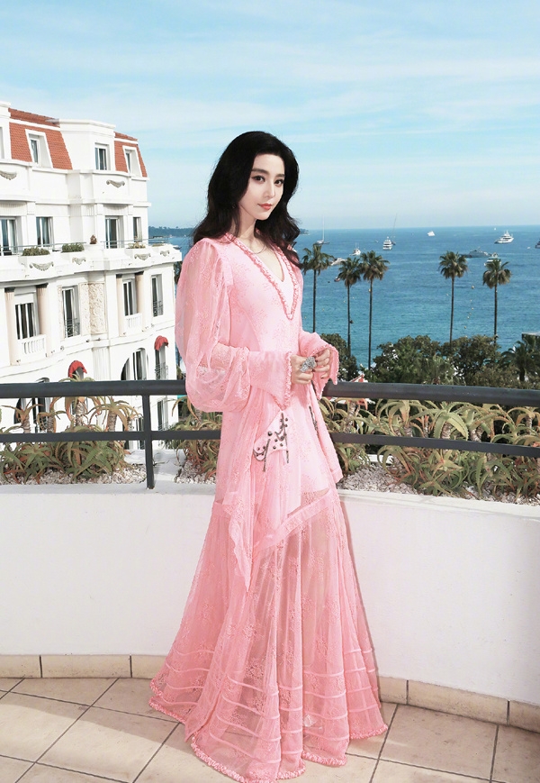 Thư Kỳ khoe lưng trần, Băng Băng diện áo xẻ ngực ở Cannes