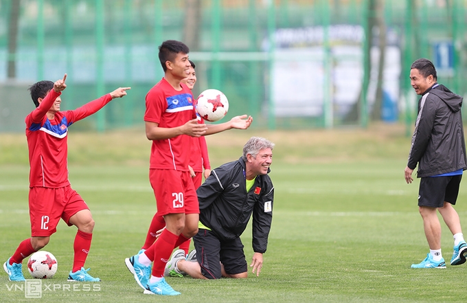 Tiếng cười rộn rã trên sân tập của U20 Việt Nam