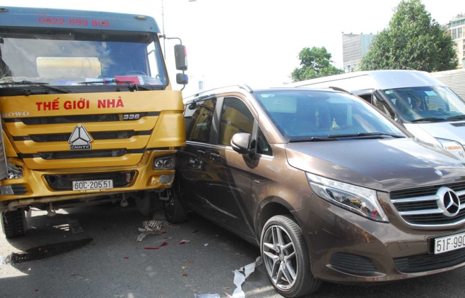6 oto tong nhau lien hoan tren duong Truong Chinh hinh anh 1