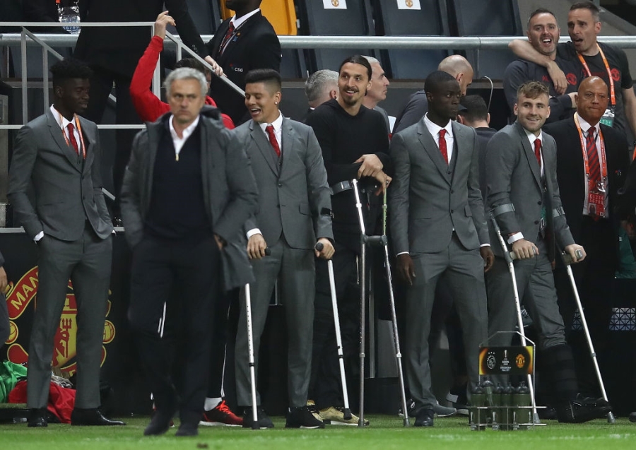 Ibra vut nang, chay ra san an mung chuc vo dich Europa League hinh anh 3