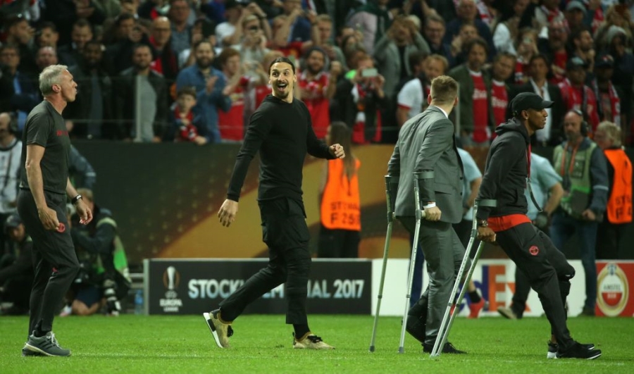 Ibra vut nang, chay ra san an mung chuc vo dich Europa League hinh anh 4