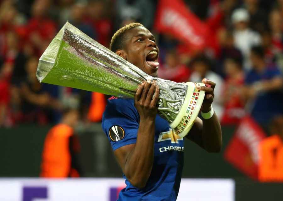 Ibra vut nang, chay ra san an mung chuc vo dich Europa League hinh anh 7