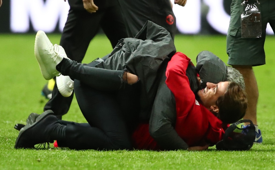 Ibra vut nang, chay ra san an mung chuc vo dich Europa League hinh anh 8