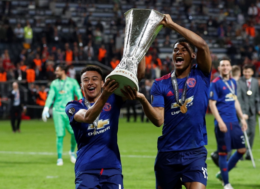 Ibra vut nang, chay ra san an mung chuc vo dich Europa League hinh anh 10