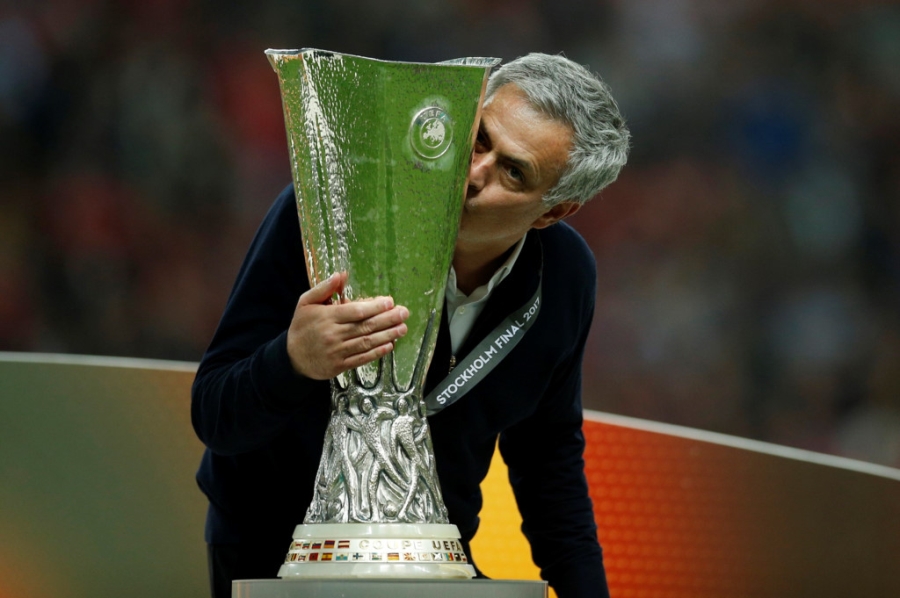 Ibra vut nang, chay ra san an mung chuc vo dich Europa League hinh anh 11