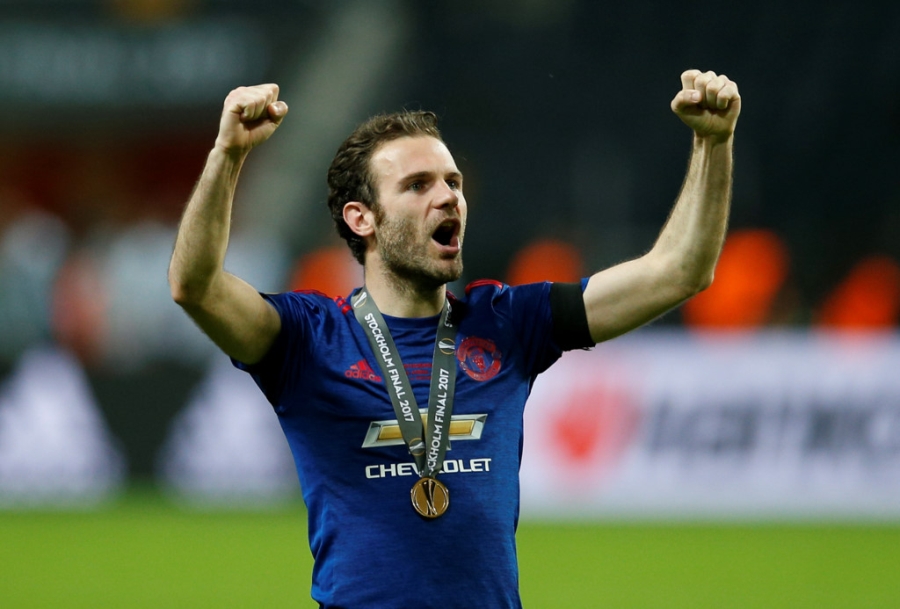 Ibra vut nang, chay ra san an mung chuc vo dich Europa League hinh anh 12