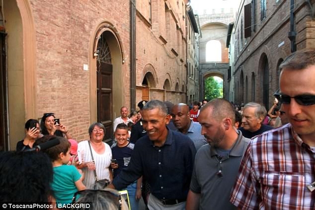 Obama bi 'cuon di' giua dong nguoi ham mo o Italy hinh anh 1