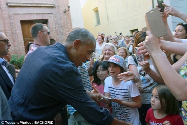 Obama bi 'cuon di' giua dong nguoi ham mo o Italy hinh anh 2