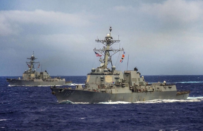 Tàu khu trục USS Newey (phải) của Hải quân Mỹ /// Reuters