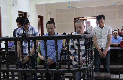 co-gai-tu-vong-trong-cuoc-chen-ep-bao-vay-cua-3-xe-may