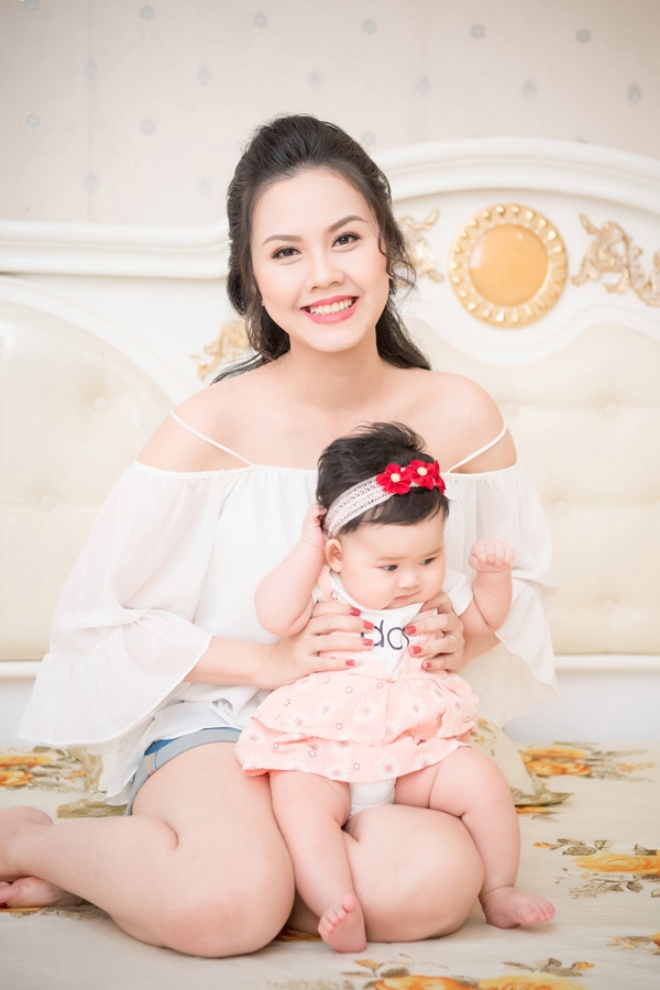 dau-thi-hong-phuc-tai-xuat-cung-con-gai-dang-yeu-sau-5-nam-o-n-9