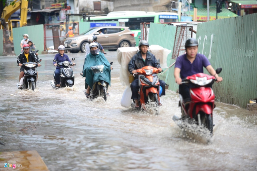 Nguoi Sai Gon vat va qua duong ngap sau mua lon hinh anh 2