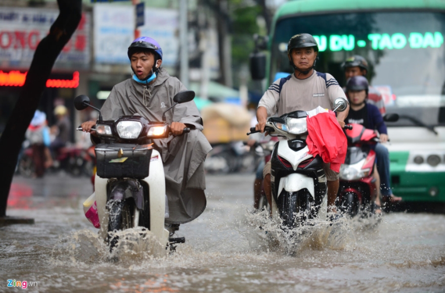 Nguoi Sai Gon vat va qua duong ngap sau mua lon hinh anh 3