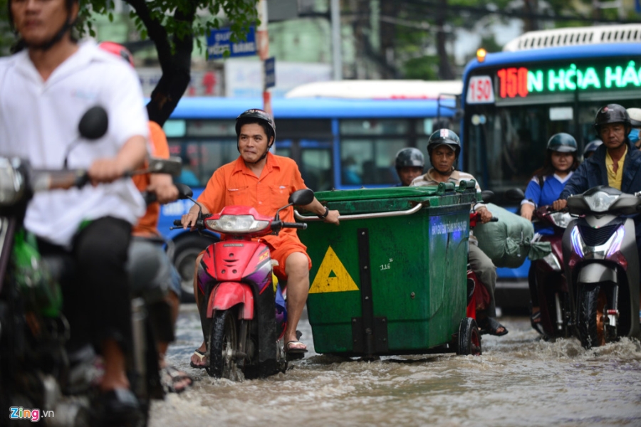 Nguoi Sai Gon vat va qua duong ngap sau mua lon hinh anh 4