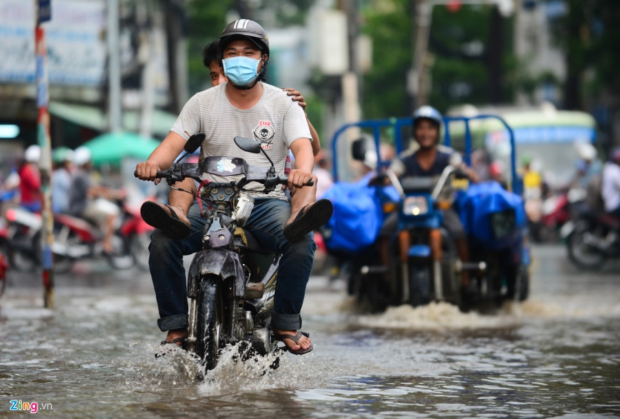 Nguoi Sai Gon vat va qua duong ngap sau mua lon hinh anh 5