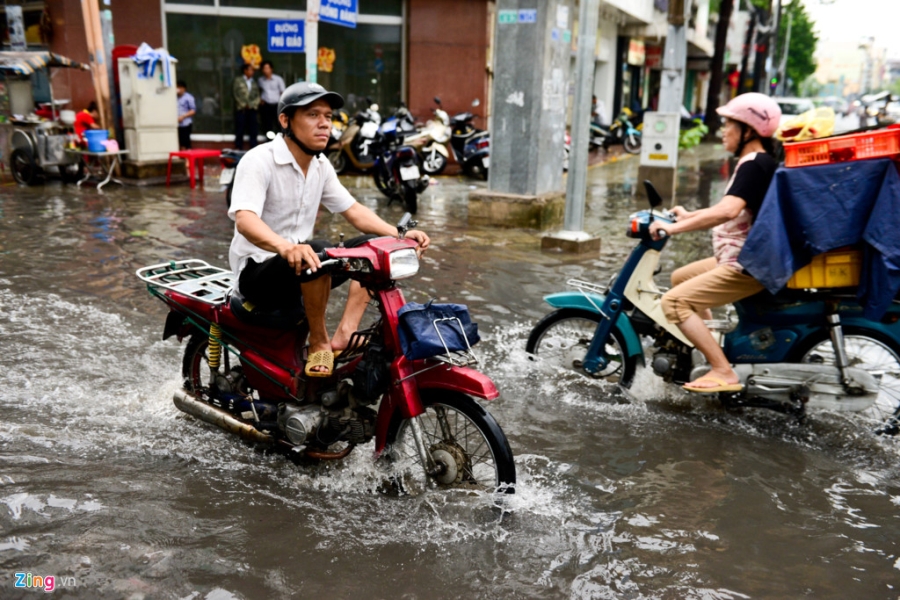 Nguoi Sai Gon vat va qua duong ngap sau mua lon hinh anh 6