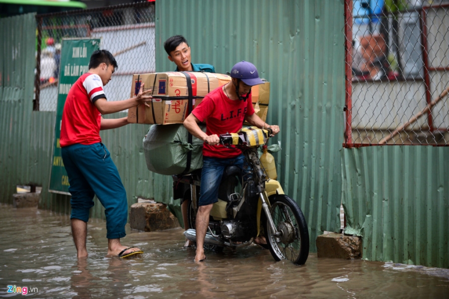 Nguoi Sai Gon vat va qua duong ngap sau mua lon hinh anh 7
