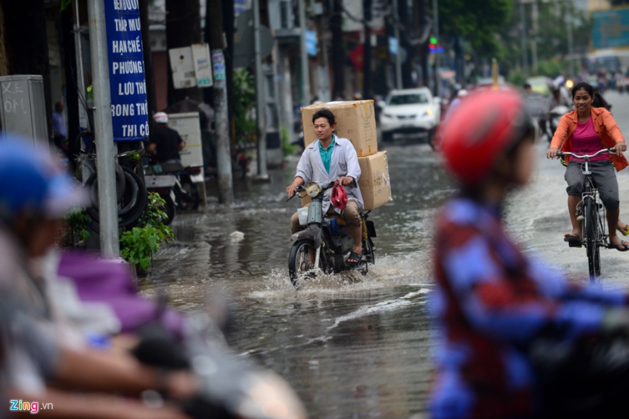 Nguoi Sai Gon vat va qua duong ngap sau mua lon hinh anh 8