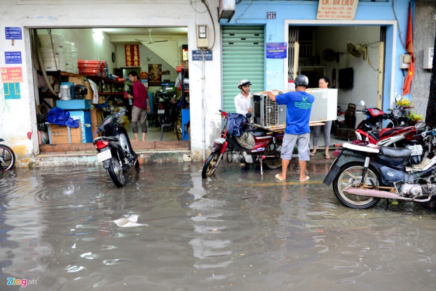 Nguoi Sai Gon vat va qua duong ngap sau mua lon hinh anh 9