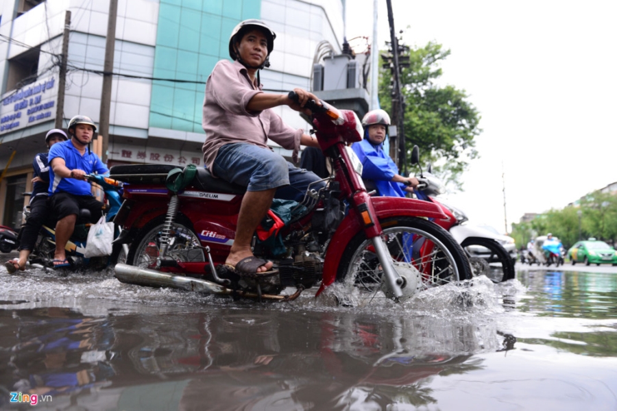 Nguoi Sai Gon vat va qua duong ngap sau mua lon hinh anh 10
