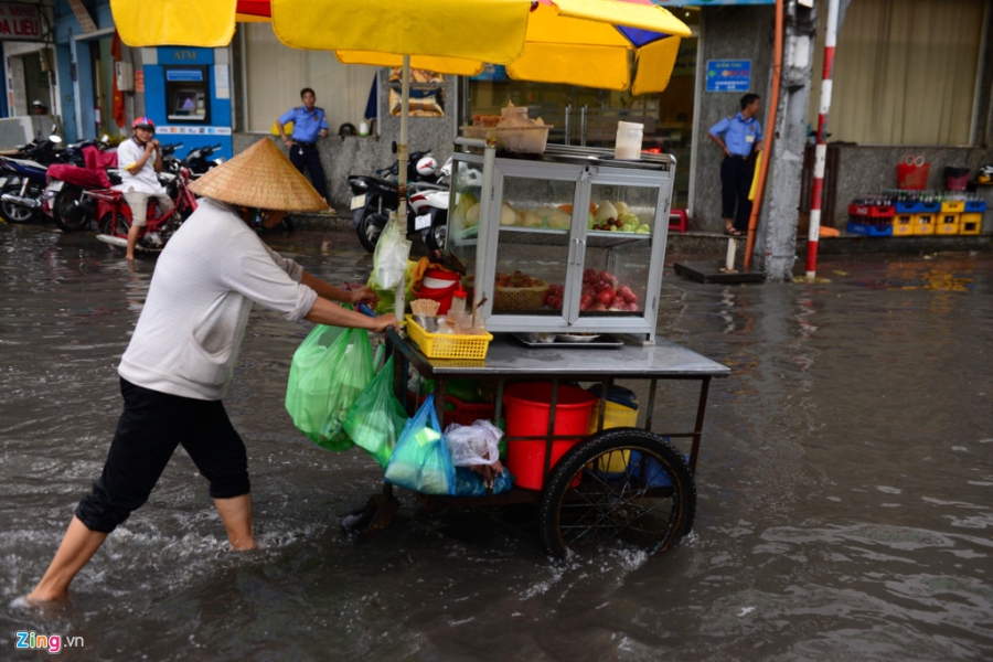 Nguoi Sai Gon vat va qua duong ngap sau mua lon hinh anh 11