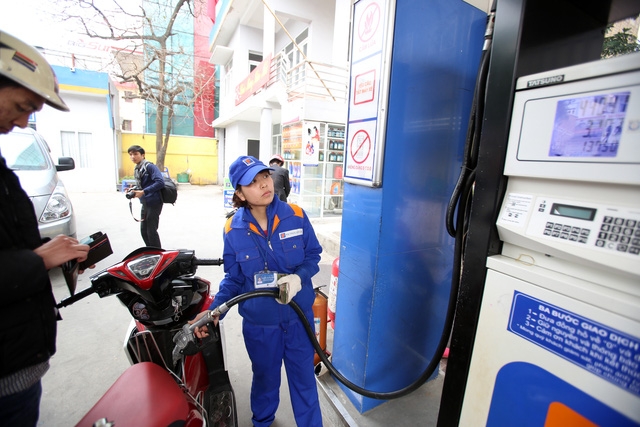  Pha tạp chất vào xăng, dầu sẽ bị phạt tới 100 triệu đồng 