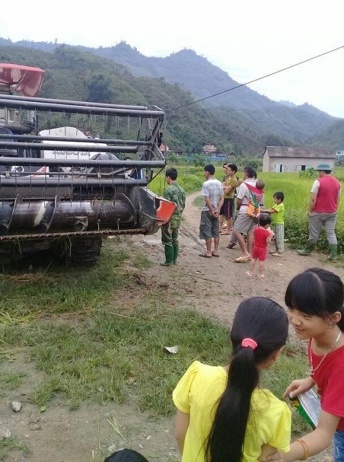 phia sau buc anh ca lang xem may gat nhu di hoi hinh anh 3