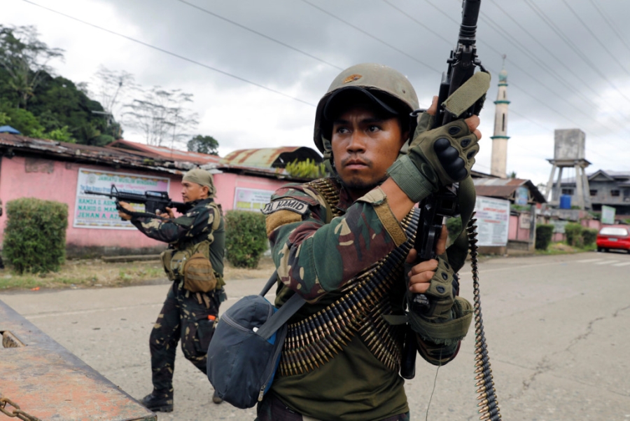 Binh si Philippines gap kho khi doi dau phien quan o thanh thi hinh anh 1