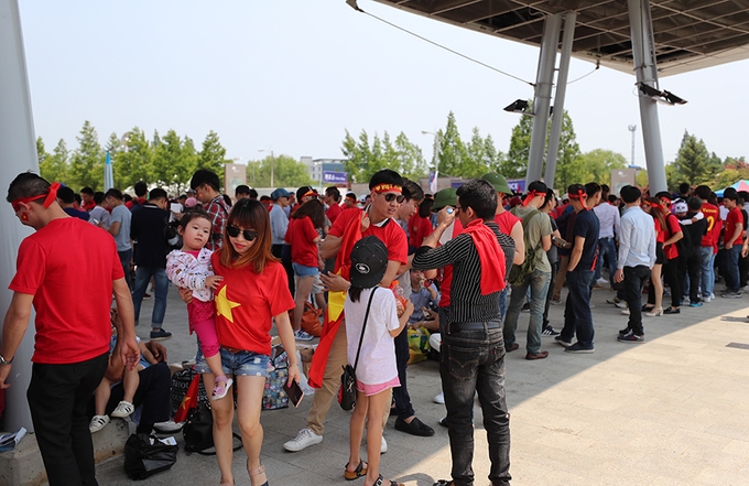 CĐV Việt Nam 'bủa vây' sân Jeonju