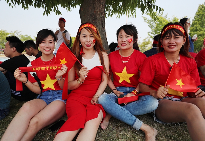 CĐV Việt Nam 'bủa vây' sân Jeonju