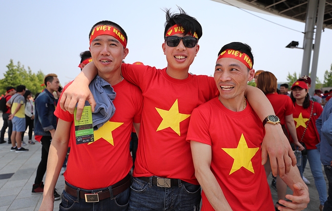 CĐV Việt Nam 'bủa vây' sân Jeonju