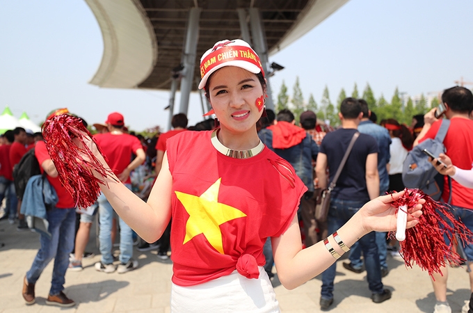 CĐV Việt Nam 'bủa vây' sân Jeonju