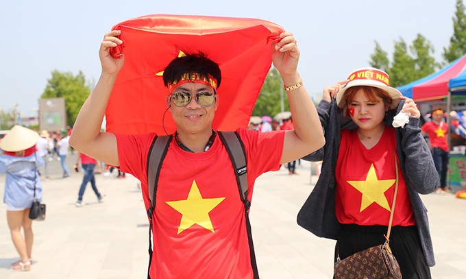 CĐV Việt Nam 'bủa vây' sân Jeonju