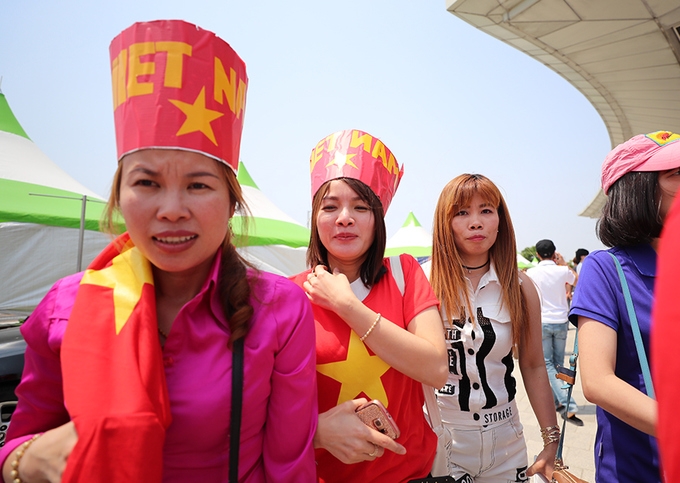 CĐV Việt Nam 'bủa vây' sân Jeonju