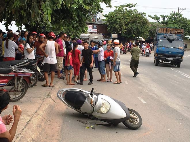 dam dau vao goc cay xanh, nam thanh nien chet tai cho hinh anh 1