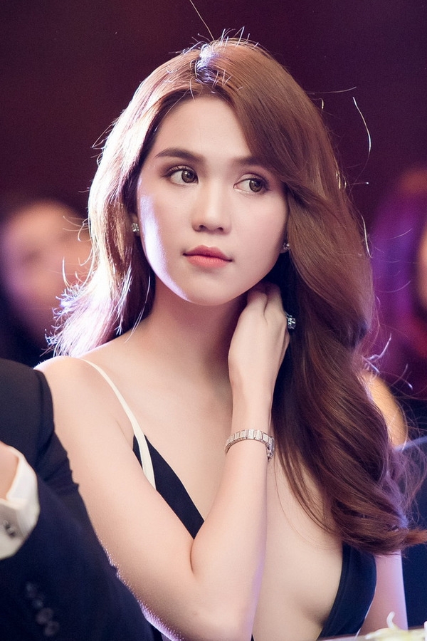 Ngọc Trinh diện váy xẻ sâu đến bụng
