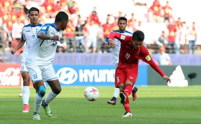 U20 Việt Nam đi vòng quanh sân từ biệt khán giả và World Cup